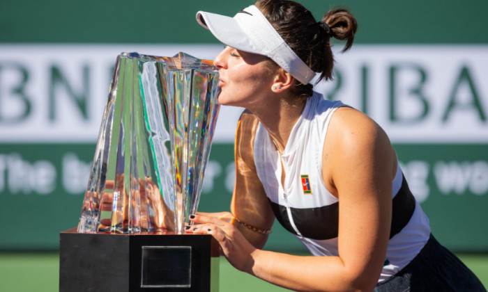 bianca andreescu pupa trofeul primit la indian wells