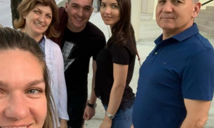 simona alături de familia sa