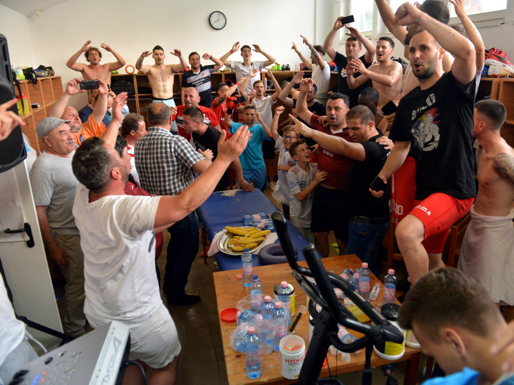 Hermannstadt a ramas in Liga 1. Vasile Miriuta a dansat pe mese