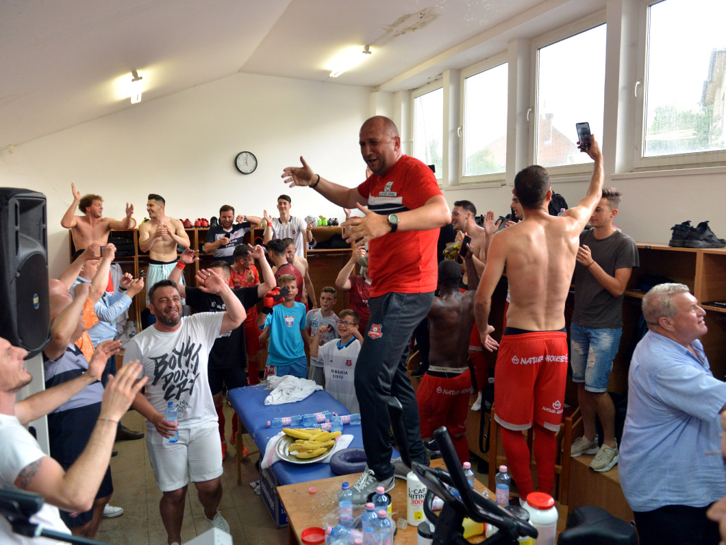 Hermannstadt a ramas in Liga 1. Vasile Miriuta a dansat pe mese