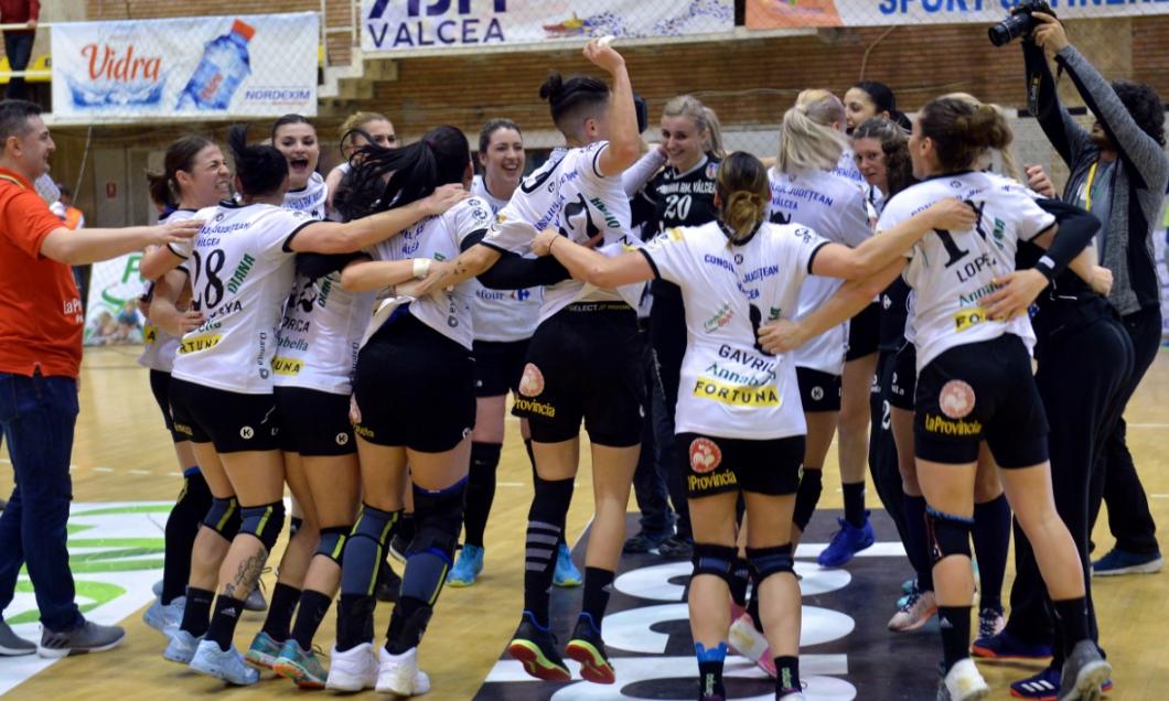 SCM Rm. Vâlcea - Savehof 28-20. Campioana României s-a calificat în sferturile Ligii Campionilor