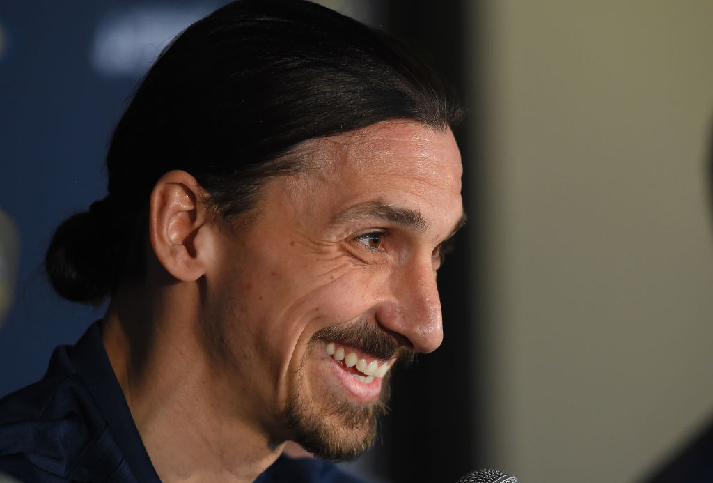 Ibrahimovic n-a ţinut cont de nimic şi s-a dus în vestiarul echipei la care bagă bani. Anunţul Ligii