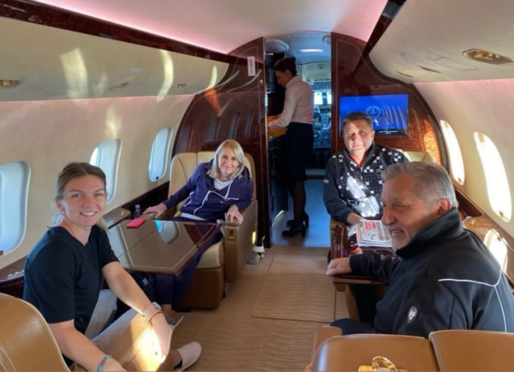 simona halep ion tiriac in avion