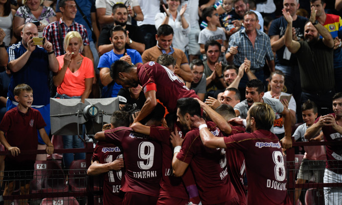 Jucatorii formatiei CFR Cluj se bucura dupa inscrierea unui gol in meciul de fotbal dintre CFR Cluj si Celtic din prima mansa din turul III al preliminariilor Ligii Campionilor, desfasurat pe stadionul Dr. Constantin Radulescu din Cluj-Napoca, miercuri, 7