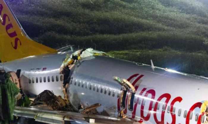 News Alert Incidentul Cu Avionul Rupt In Trei La Istanbul