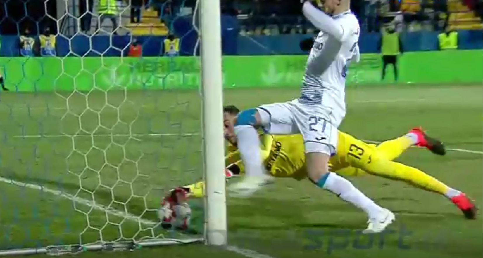 Fază controversată! Mirko Pigliacelli a scos de pe linia porții. Cei de la Viitorul au cerut gol