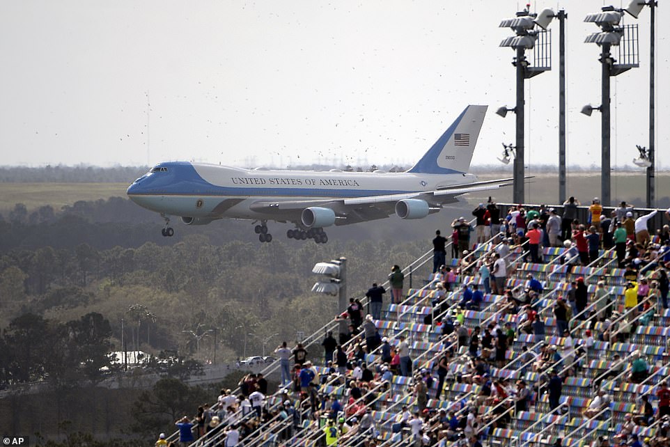 Americanii au publicat imagini spectaculoase cu aterizarea avionului lui Donald Trump la Daytona Beach