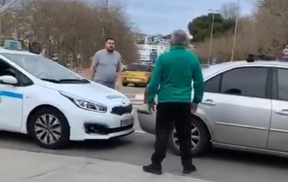 Scene demne de filmele cu Stan şi Bran între doi şoferi nervoşi. Incident în trafic înaintea meciului