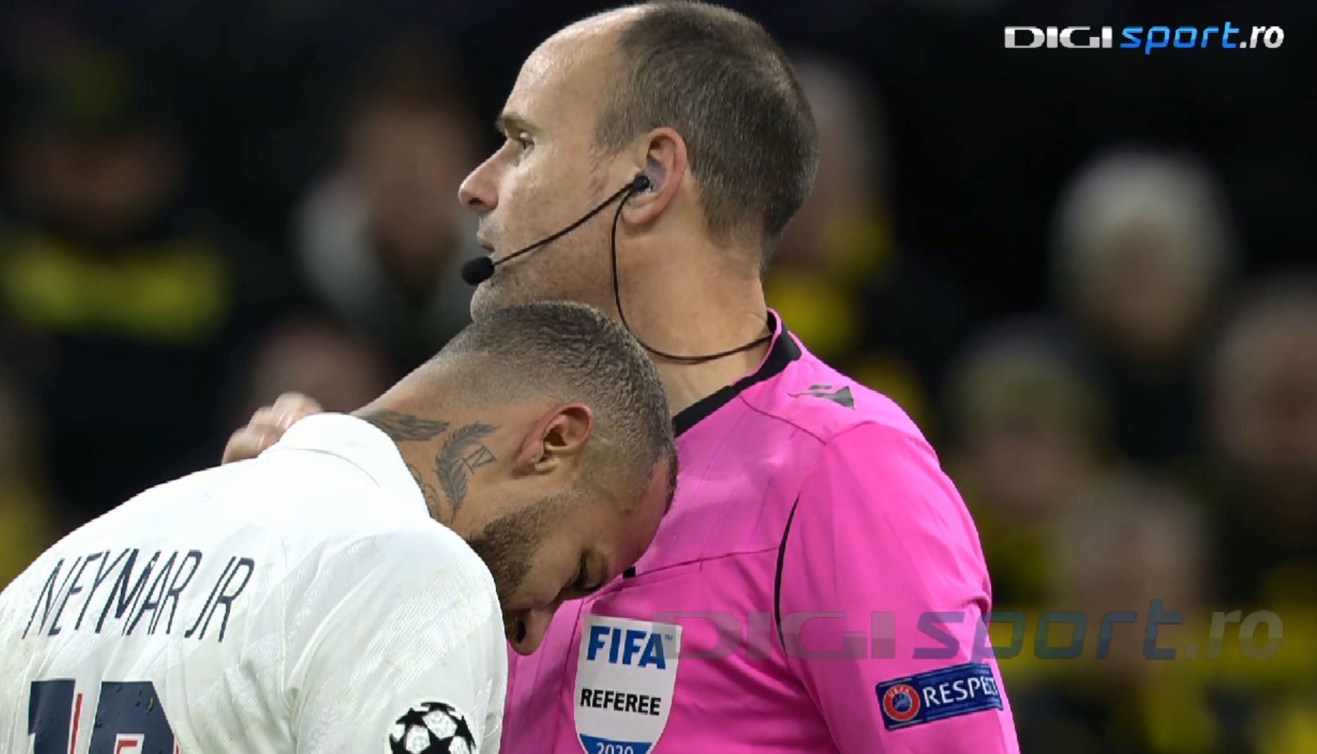 Momentul ciudat de ”tandrețe” dintre Neymar și arbitrul spaniol de la Dortmund - PSG