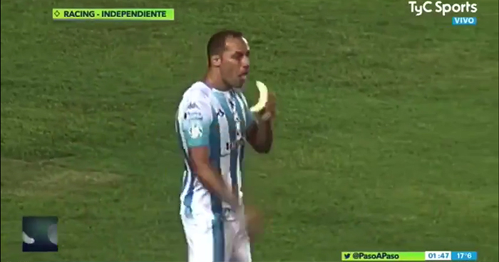 Nebunie totală! Marcelo Diaz a mâncat o banană în timp ce juca în derby