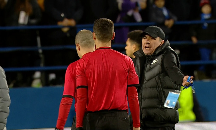 hagi se cearta cu arbitruu