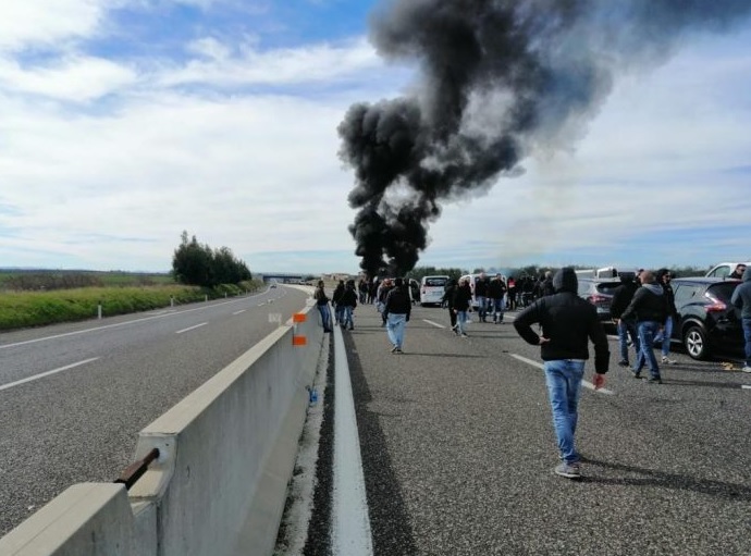 Incidente grave înainte de partida Roma - Lecce! Autocarul cu galeria oaspeţilor a fost incendiat de ultraşii lui Bari