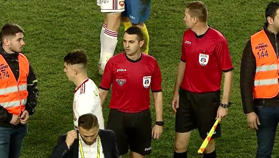 Reacţia celor de la Petrolul la adresa arbitrului: A oprit jocul pentru ce? Şi după 4 minute hai, duceţi-vă acasă!