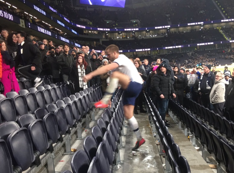 Moment rar întâlnit în fotbal! Una dintre vedetele lui Jose Mourinho a escaladat tribunele pentru a se lua la bătaie cu un fan