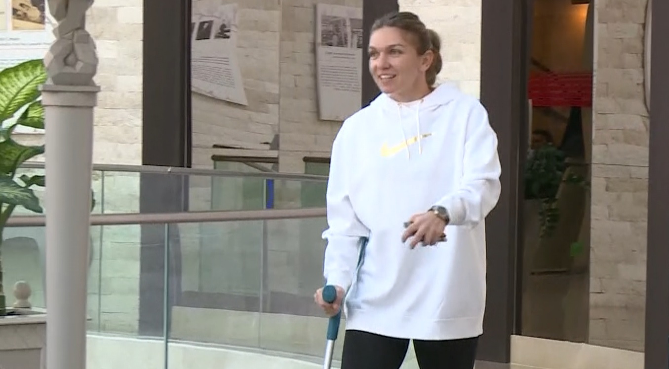 Simona Halep se ajută de cârjă. Cum calcă marea noastră campionă pe piciorul accidentat