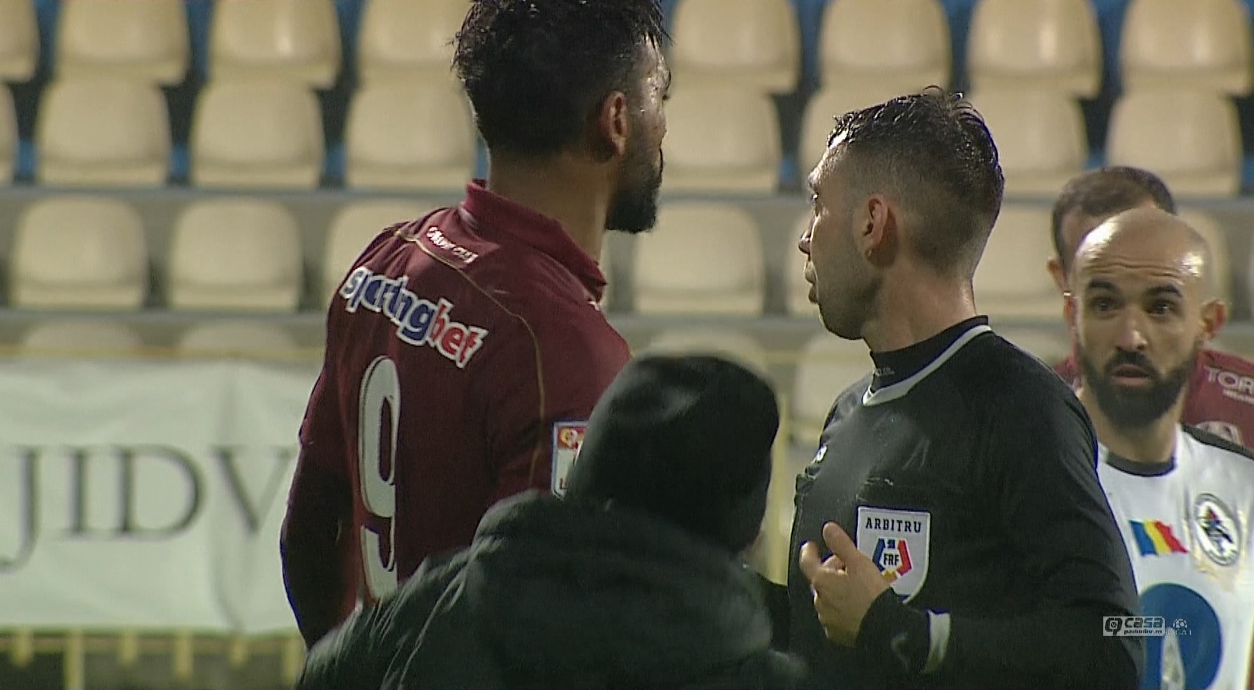 Moment bizar în Gaz Metan - CFR Cluj: ”Pentru că așa vreau eu!” Arbitrul Găman și-a ”arătat mușchii” în fața jucătorilor