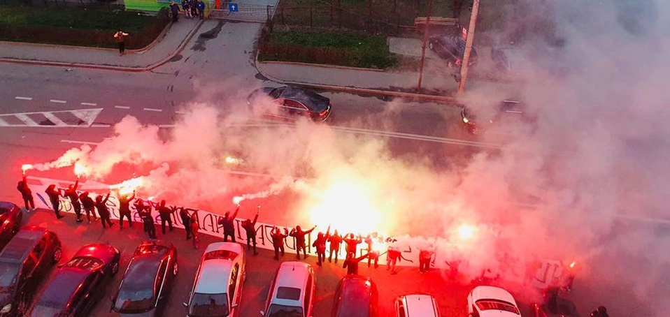 Fanii echipei FC U Craiova, mesaj superb pentru medicii care luptă împotriva COVID-19! Au aprins torțe în fața spitalului