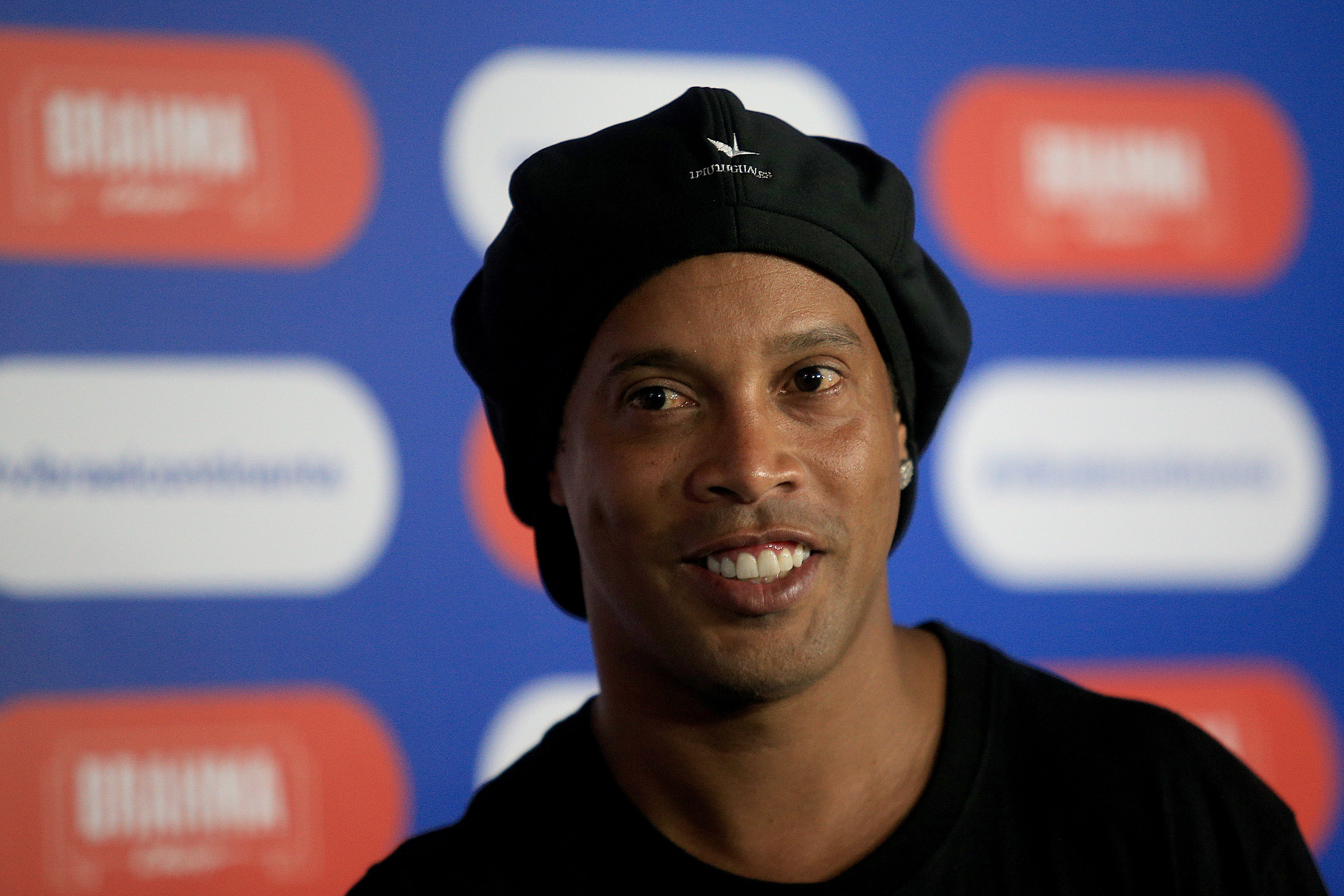 Ronaldinho s-a filmat în închisoare alături de un traficant de droguri. Mesaj pentru familia acestuia