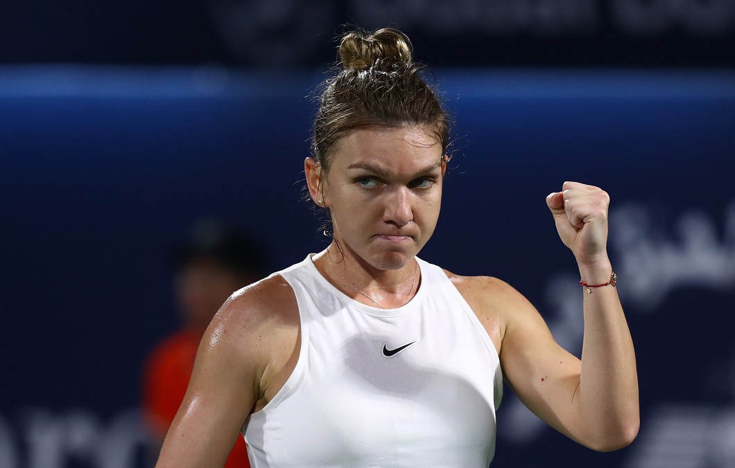 Simona Halep se ia la întrecere cu marile vedete din fotbal. Jonglează perfect cu sulul de hartie!