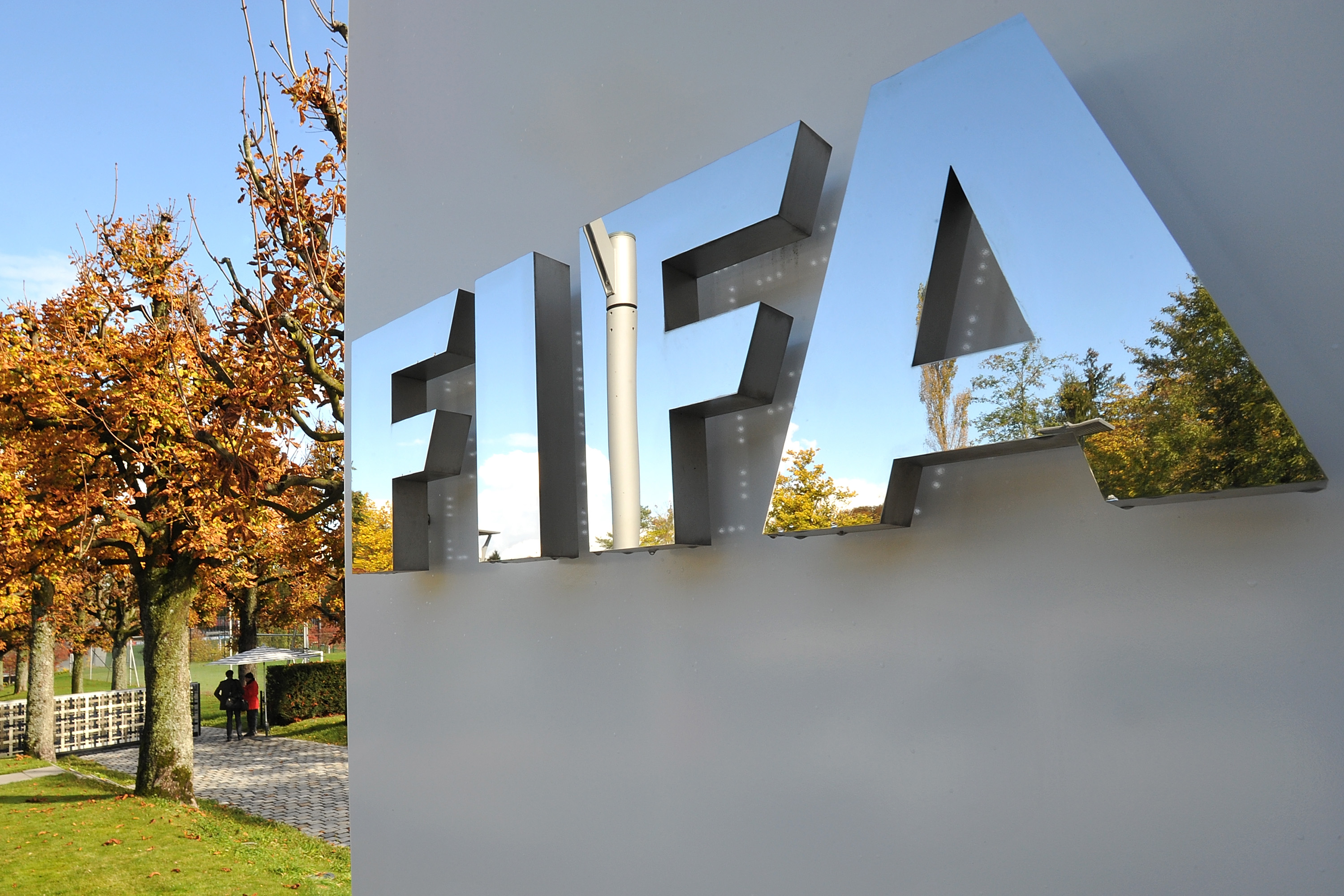 FIFA solicită cluburilor să ajungă la înțelegeri salariale cu jucătorii și recomandă prelungirea contractelor existente