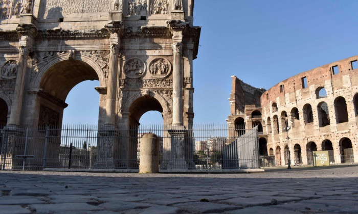 Coronavirus emergency, Colosseum and via Sacra deserti. In photos The Arch of Constantine and the Colosseum. (VALENTINA_CORNACCHIONE/Fotogramma, Rome - 2020-04-06) p.s. la foto e' utilizzabile nel rispetto del contesto in cui e' stata scattata, e senza in