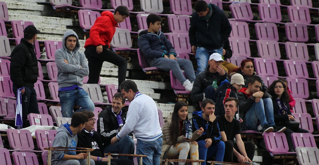 TAB-urile au intrat pe stadion pentru a ridica spitalul de campanie. ”Mi-am lăsat soțul și copiii pentru 6 luni!”