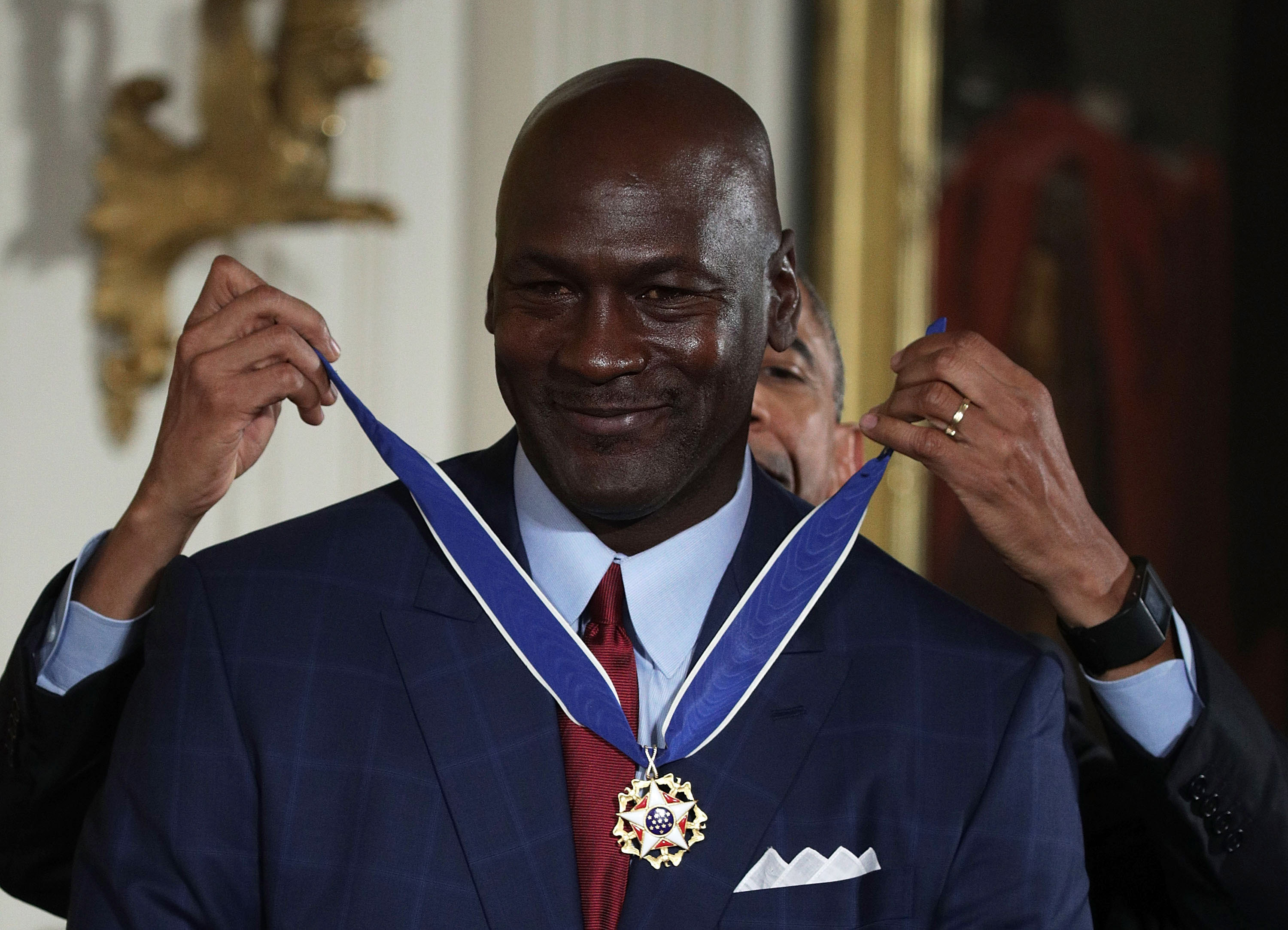 În loc să meargă la Casa Albă la întâlnirea campionilor cu preşedintele SUA, Michael Jordan a jucat golf cu un dealer de droguri