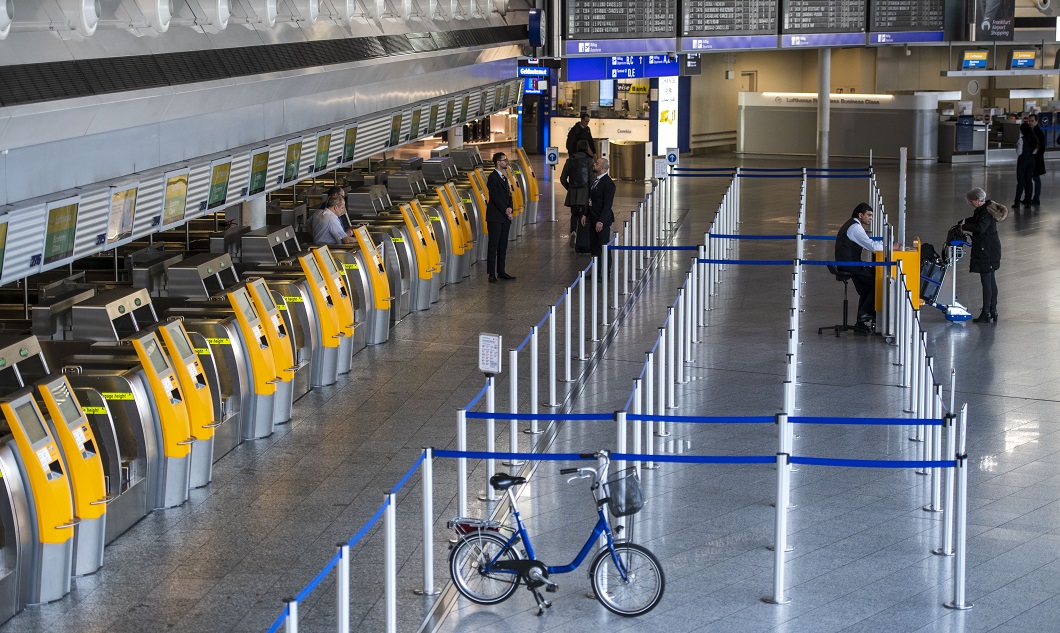 Trei fotbaliști sunt blocați în aeroportul din Frankfurt, dorm pe jos și au parte de mila angajaților