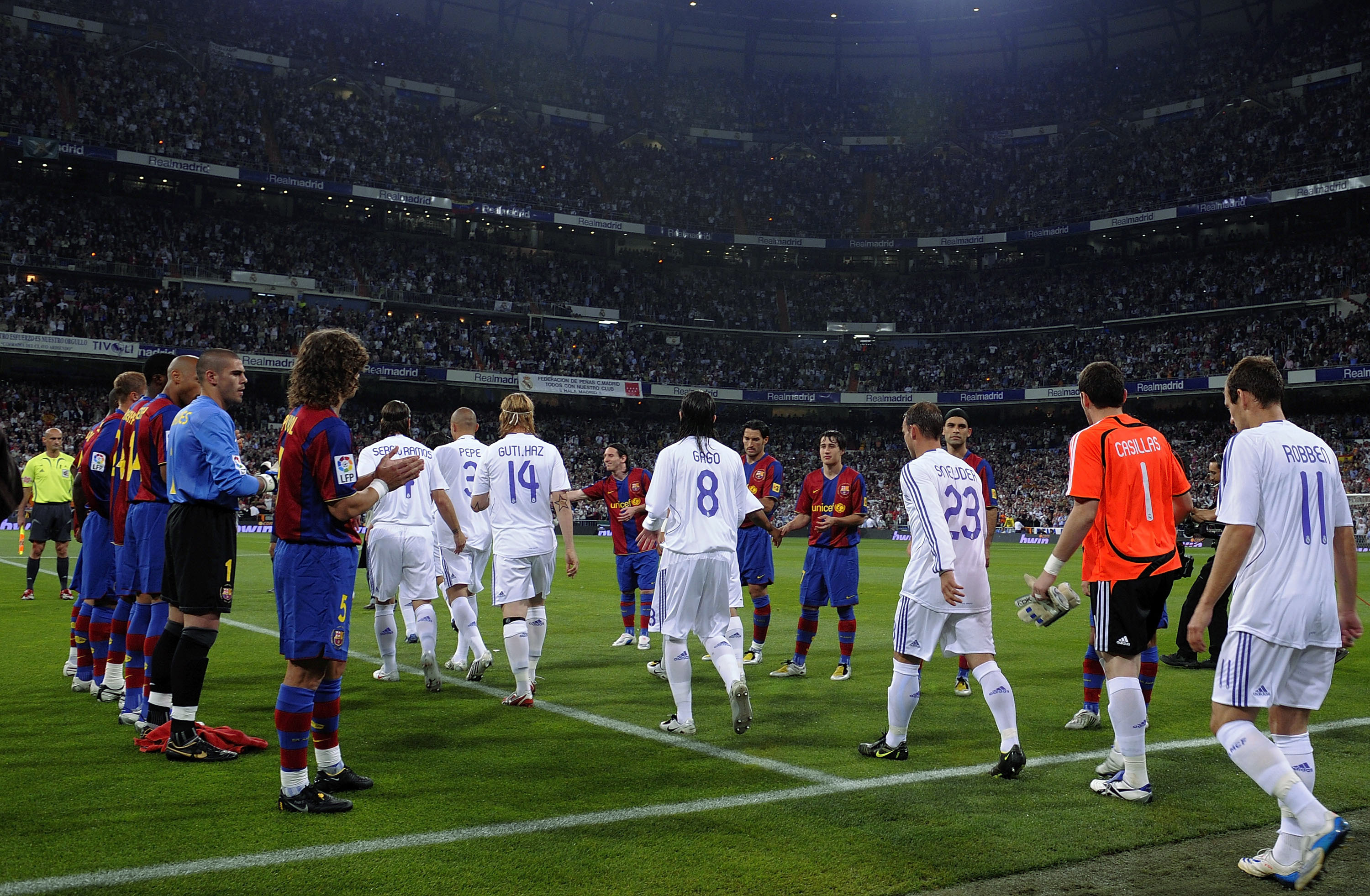 12 ani de la un moment istoric: celebrul ”tunel de onoare” făcut de Barcelona pentru Real Madrid!