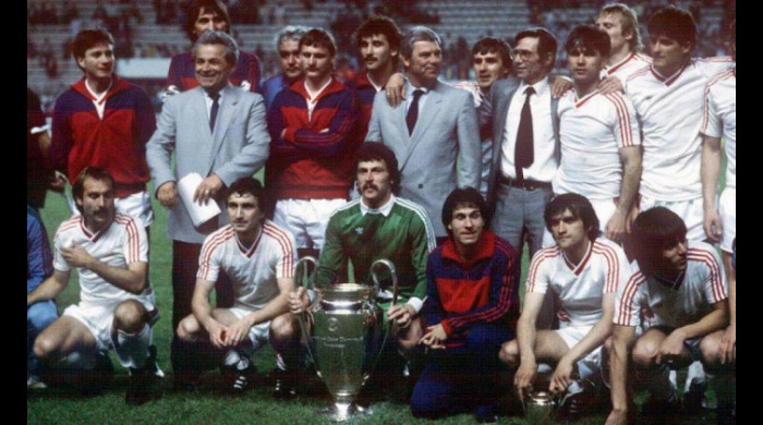 Ceaușescu with the 1986 European Champion's Cup winner team Steaua  Bucharest - Qwizzeria