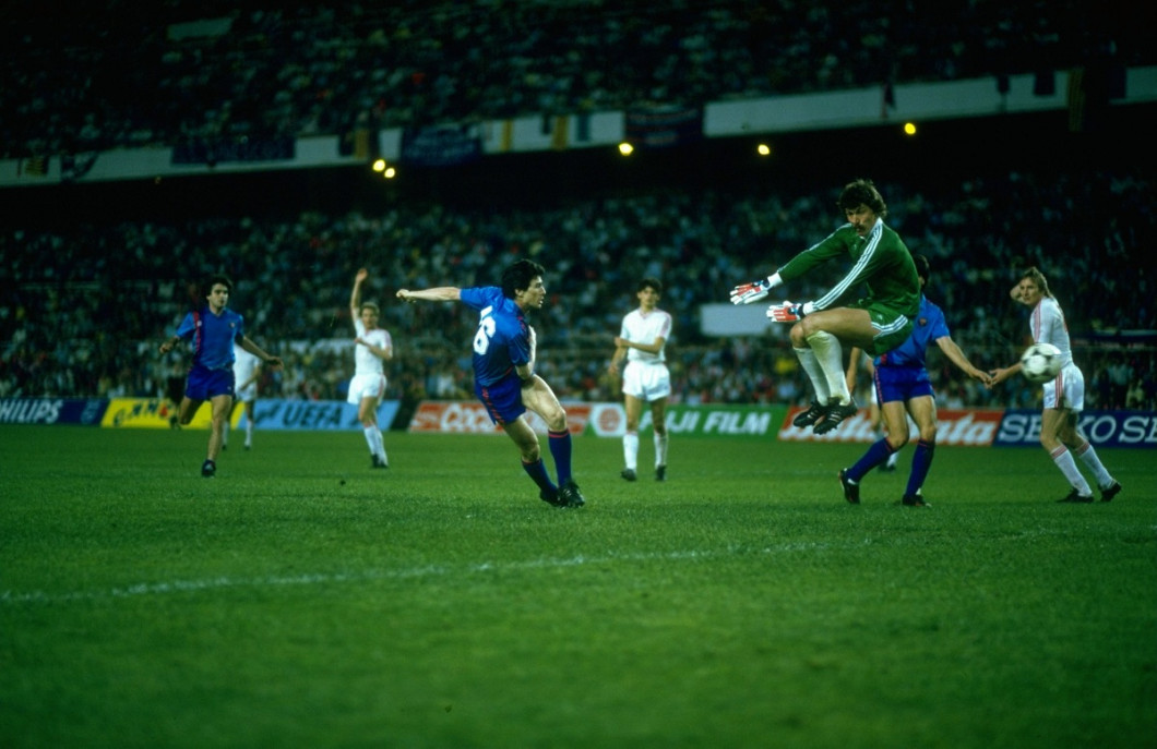 Pichi Alonso of Barcelona beats Ducadam of Steaua Bucharest with a disallowed effort