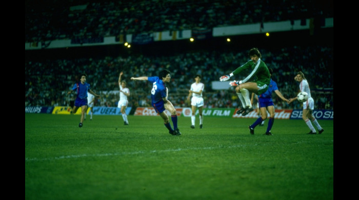 Ceaușescu with the 1986 European Champion's Cup winner team Steaua  Bucharest - Qwizzeria