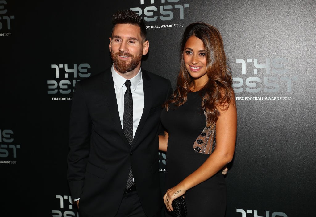 Sărutul pasional dintre Leo Messi și Antonella a pus pe jar internetul! Vedetele care apar în clipul momentului