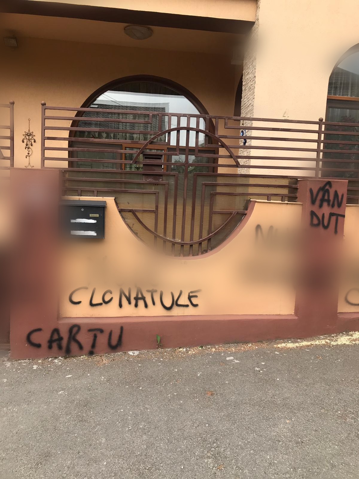 ”Au venit organizat, cu două mașini!” Sorin Cârțu știe cine sunt ”vandalii” care i-au distrus casa: ”E clar”