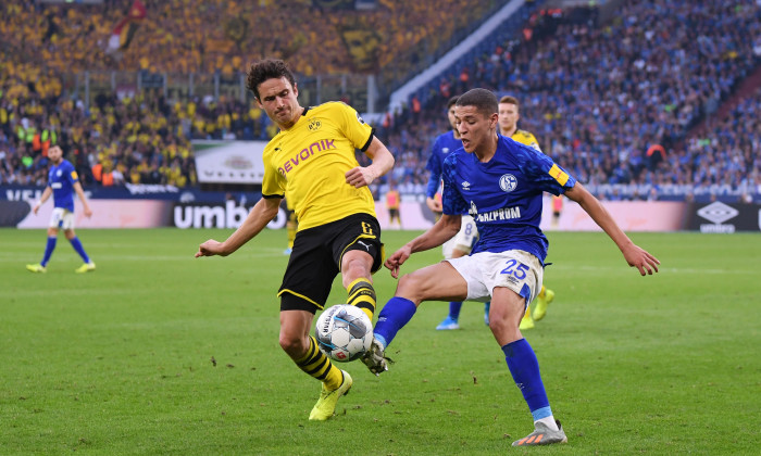 Thomas Delaney, în duel cu Amine Harit în Dortmund - Schalke / Foto: Getty Images