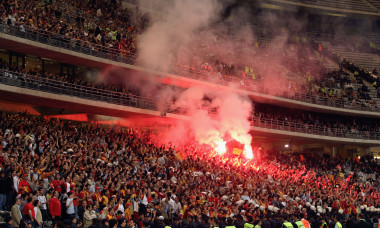 Suporterii lui Galatasaray, în timpul unui derby cu Fenerbahce / Foto: Getty Images