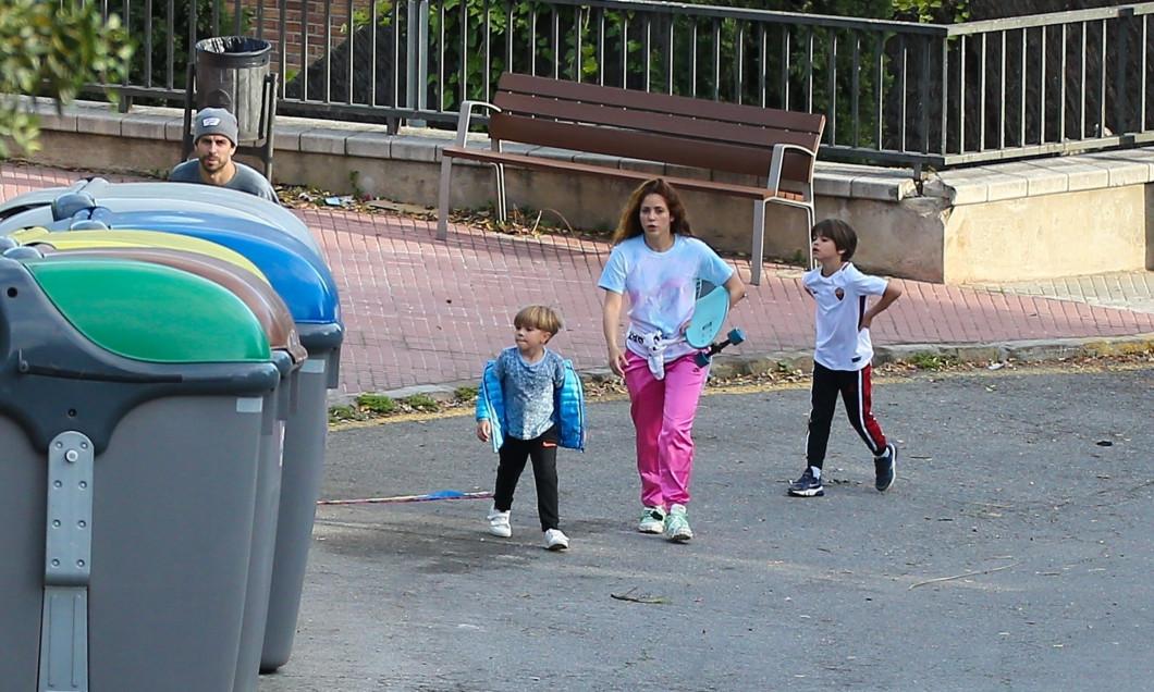 Gerard Pique and Shakira spotted with their kids on the streets of Barcelona without masks!