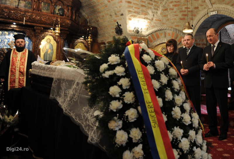 Preşedintele Traian Băsescu îi aduce un ultim omagiu părintelui Serafim Man | DIGI24