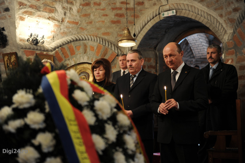 Preşedintele Traian Băsescu îi aduce un ultim omagiu părintelui Serafim Man | DIGI24