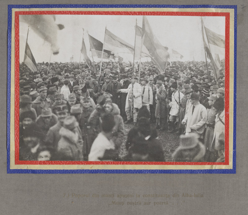 „Mulţimea cântând «Deaşteaptăte Române» în Alba-Iulia la 1 Dec. 1918 n.” | Sursă foto: Arhivele Naţionale