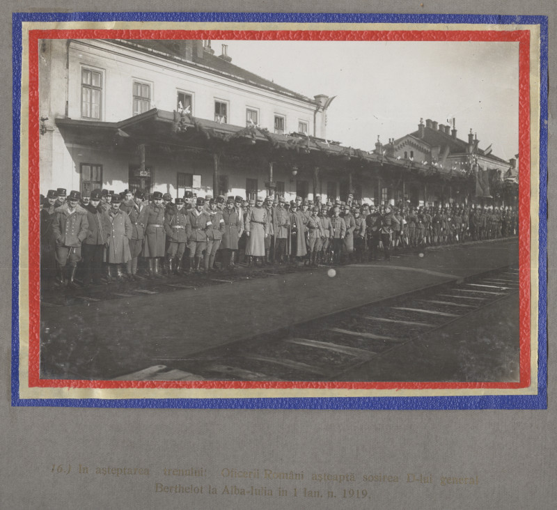 „Poporul din comuna Galtiu gata de plecare spre Alba-Iulia în 1 Dec. n. 1918.” | Sursă foto: Arhivele Naţionale