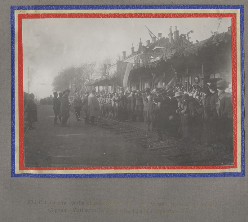 „În aşteptarea trenului: Oficerii Români aşteaptă sosirea D-lui general Berthelot la Alba-Iulia în 1 Ian. n. 1919.” | Sursă foto: Arhivele Naţionale