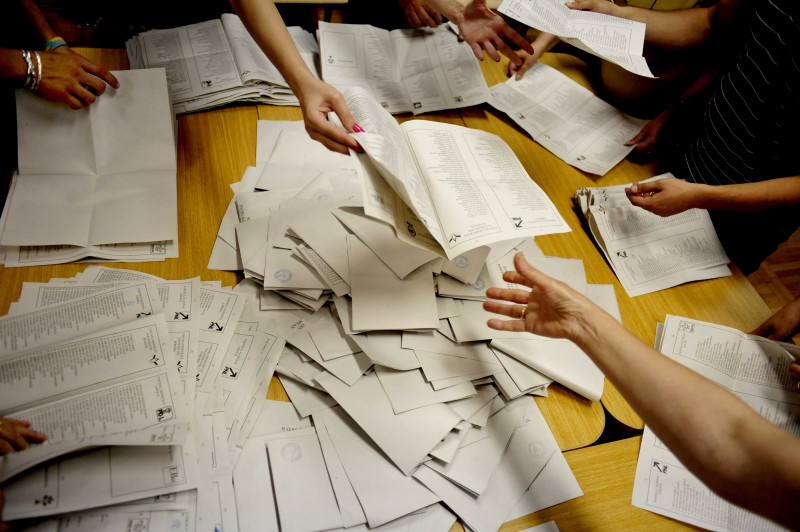 Potrivit legii, MAI asigură protecţia secţiilor de votare şi a dosarelor întocmite de birourile electorale pe timpul transportului acestora la birourile de circumscripţie | MEDIAFAX FOTO