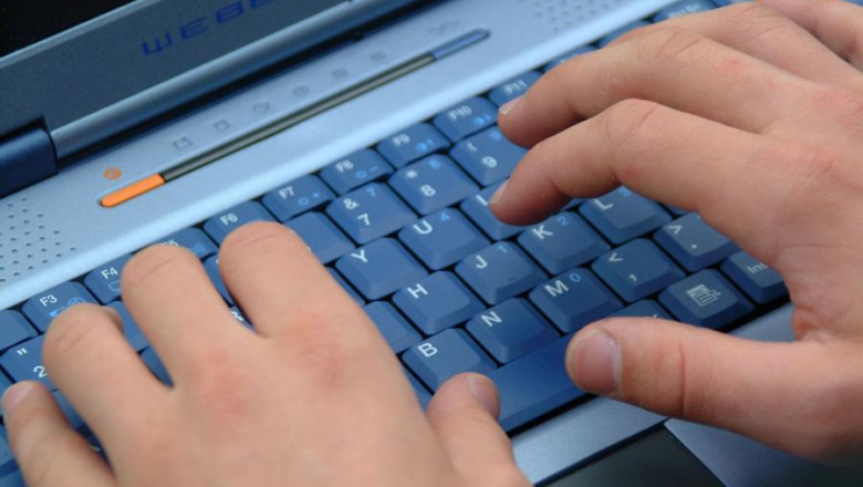 computer-keyboard-w-hands