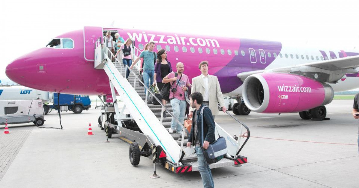 Wizz ереван. Wizz Air авиакомпания самолет. Wizz Air w 7016. Wizz Air самолет Будапешт внутри. Wizz Air Авиапарк.