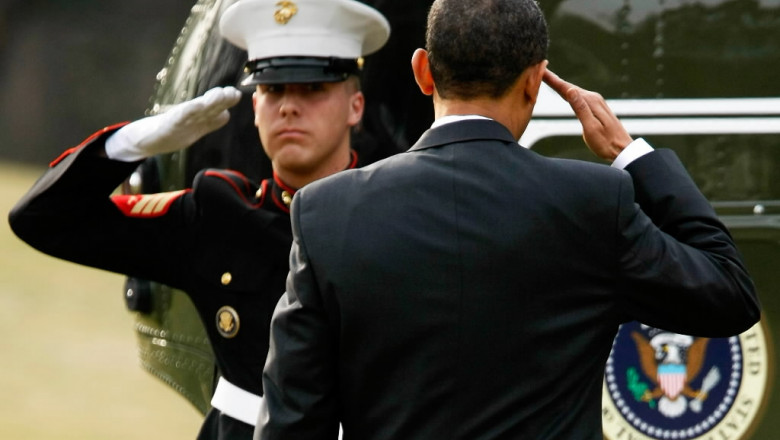 obama-boards-marine-one-with-salute 1