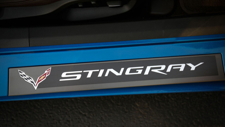 2014-Chevrolet-Corvette-Stingray-Coupe-Premiere-Edition-door-sill-1500x996
