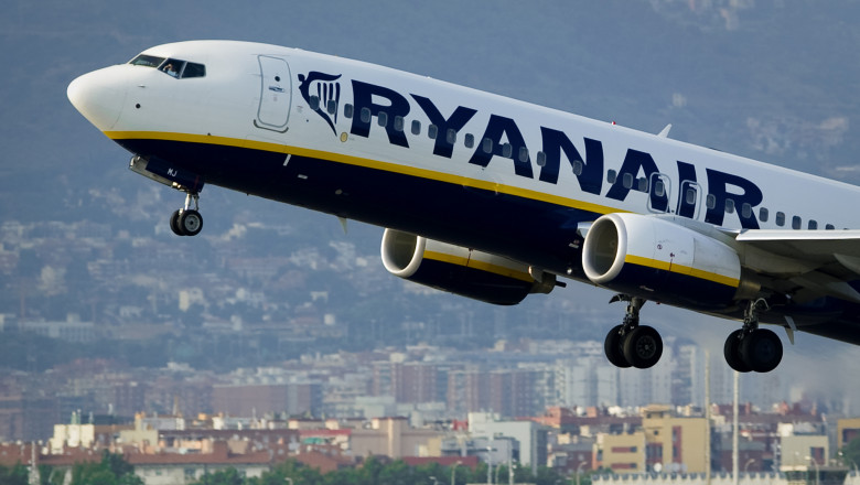 Un avion Ryanair decolează de pe aeroport