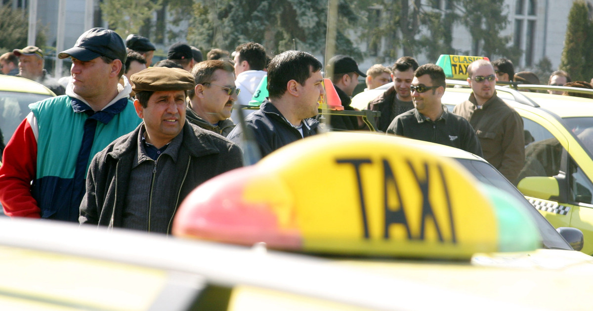 Taximetriștii din Capitală, acuzați de transferuri frauduloase