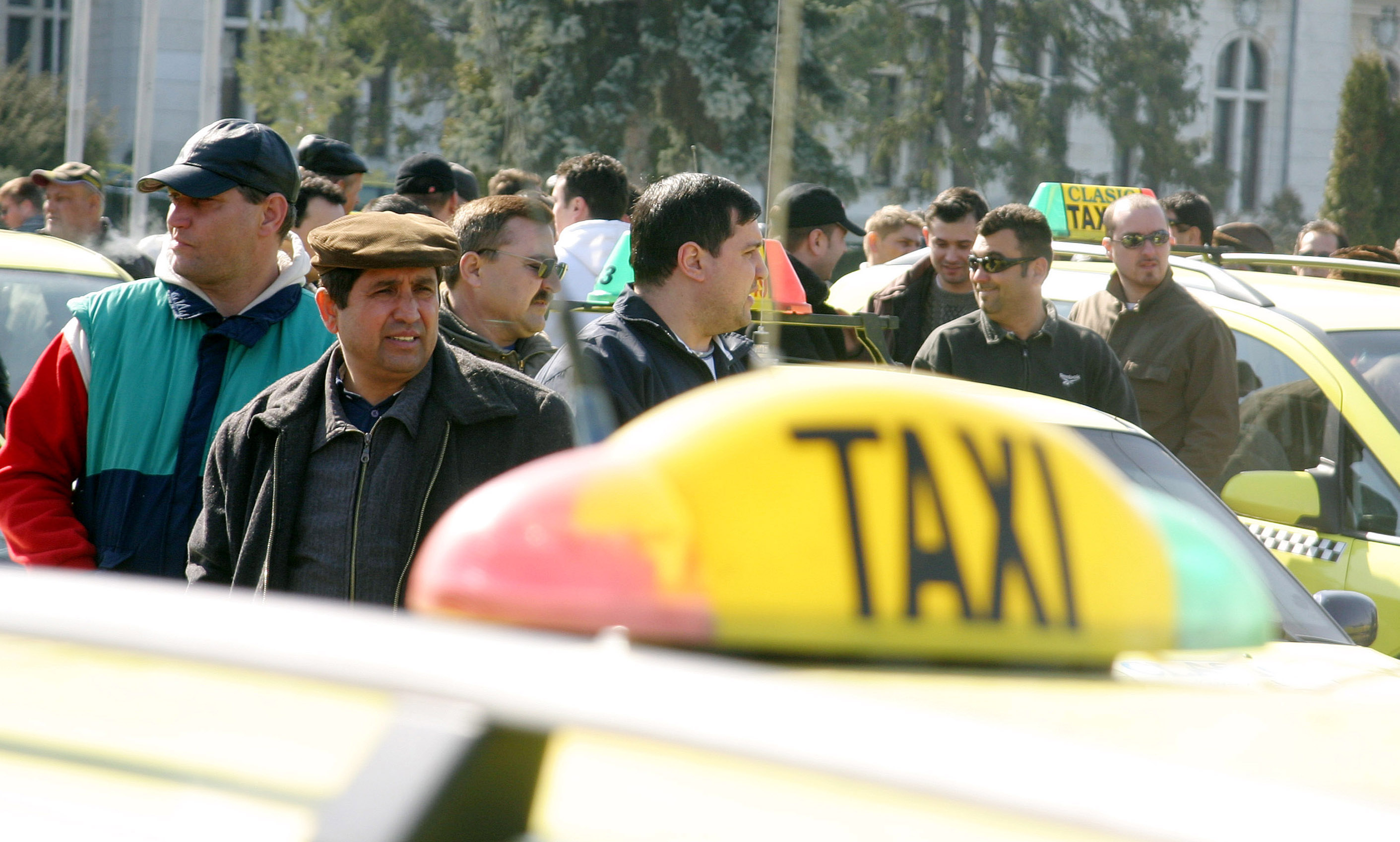 Taximetriștii care transferau bani de pe telefoanele clienților în conturile proprii au fost plasați sub control judiciar